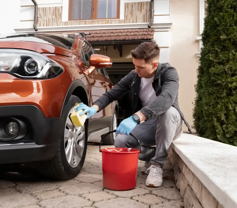 Lavage auto à domicile Gimouille : professionnel intervenant sur un véhicule